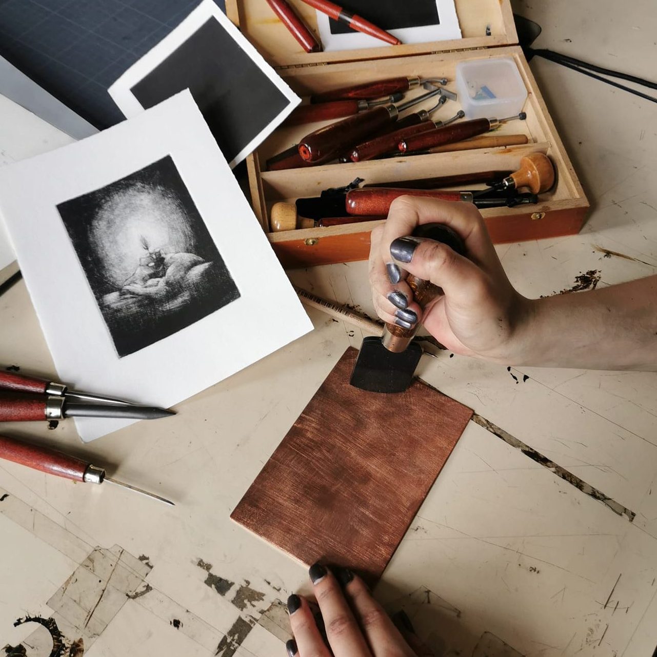 atelier cours gravure Strasbourg ateliers publics hear estampe linogravure eau forte aquatinte pointe sèche burin manière noire formation gravure stage atelier carte cadeau